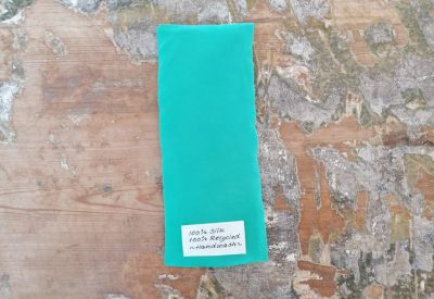 Øjenpuder af upcycled silke. Unika produceret af genbrugsstof i 100% silke. Indeholder økologiske hørfrø og tørret lavendelblomst. Du kan se udvalget af farver i studiet. 
 
PRIS 150,-
