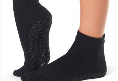 Toesox er ideelle til yoga i den koldere tid, eller til dig der ønsker at beholde strømperne på. Toesox har anti-slip dutter på undersiden, hvilket giver et godt og sikkert greb. Vi har toesox med hele og halve tæer, så du står bedst muligt fast.
77% økologisk bomuld.
  
PRIS 110-
