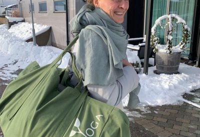 Grow Yogas canvas-taske. Tasken er på størrelse med en Ikea-pose. Den har desuden en lomme i hver ende, og både en kort og et langt sæt bærestropper. Tasken kommer i: Råhvid, Grøn, Himmelblå eller Pink.